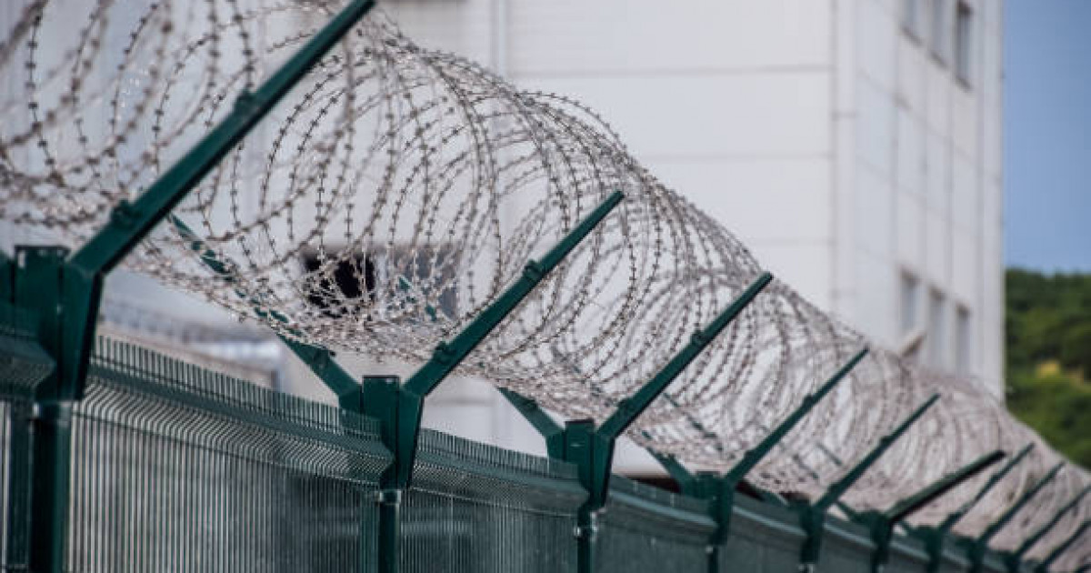 «Ақша бергендерге ыңғайлы жағдай жасаған»: Павлодарда түзеу мекемесінің бастығы сотталды