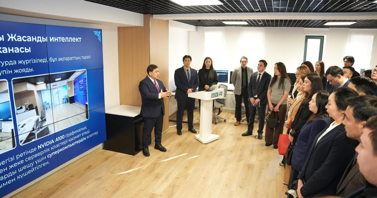 Дархан Жазықбай «Талдау мектебі» тыңдаушыларымен кездесті