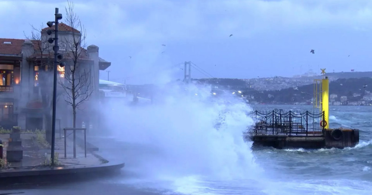 Ыстамбұл мен Түркияның батыс өңірлерінде жойқын дауыл болды (видео)