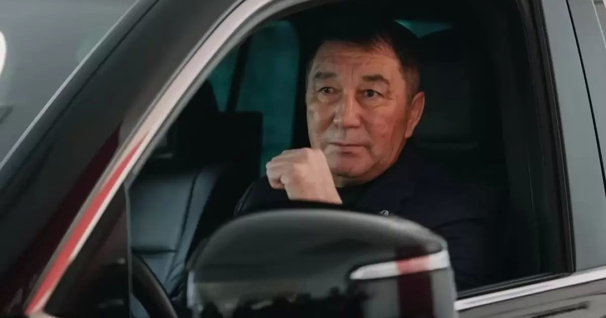 «Үш бөлмелі үй мен өте қымбат көлік»: бұрынғы бас бапкер Қайрат Сәтжановқа федерация бар жағдайын жасады