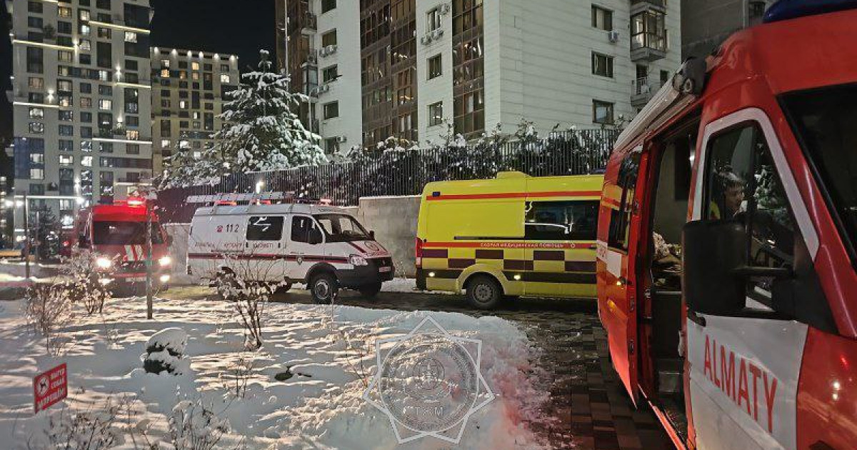 «38 адам эвакуацияланды»: Алматыда тұрғын үй өртенді