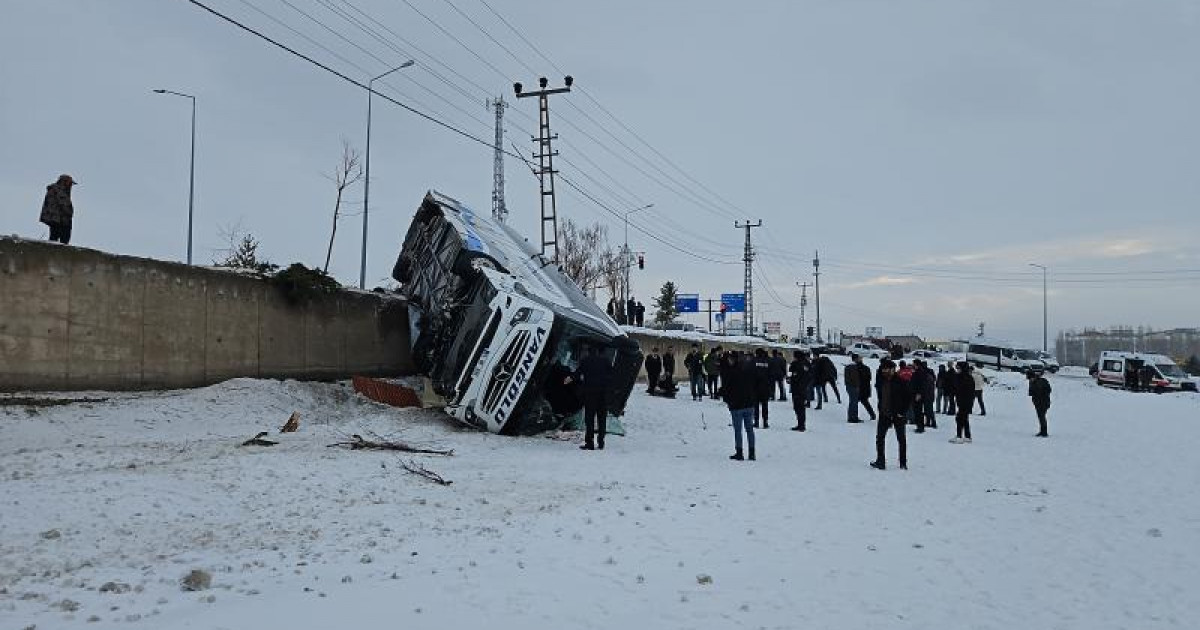 Түркияда автобус аударылып, 16 адам зардап шекті