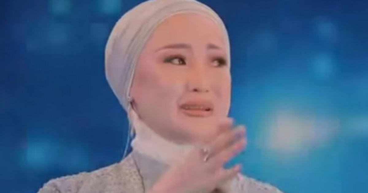"Қайдағыны еске түсіріп...": Мөлдір Әуелбекова сахнада жылап қалды (видео)