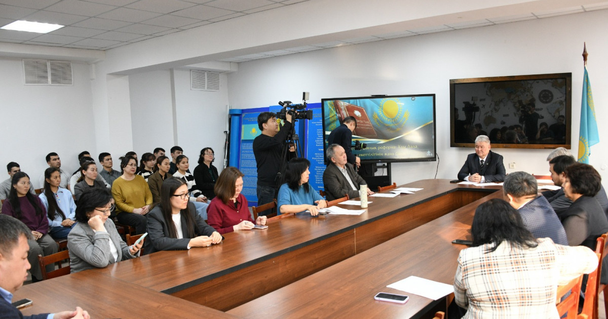 ҚазҰУ-да өткен дөңгелек үстелде конституциялық реформаның тарихи мәні талқыланды