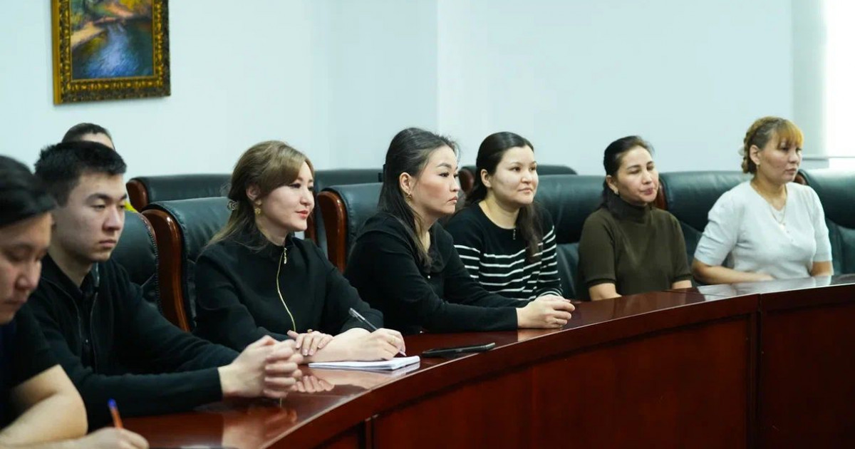 Конституциялық комиссия мүшесі білім саласының мамандарымен кездесті