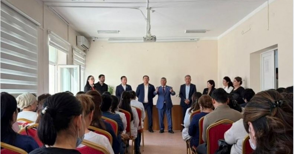 Медицина қызметкерлерімен кездесті