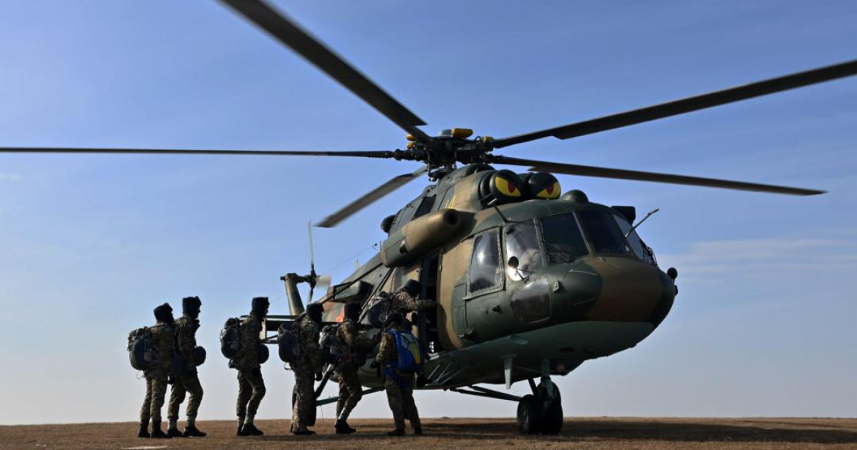 Мерзімді қызметтің 196 сарбазы алғаш рет парашютпен секірді