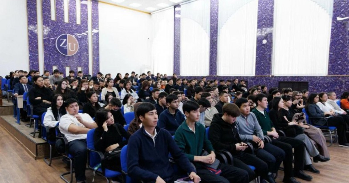 “Заң мен тәртіп” қағидаты: Жетісу университетінде онлайн сот процесі өтті