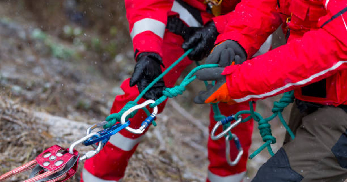 6 бала құтқарылды: Атырауда үш көлік батпақтан шығарылды