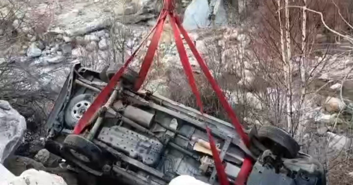 Алматылық құтқарушылар өзенге құлап кеткен көлікті алып шықты