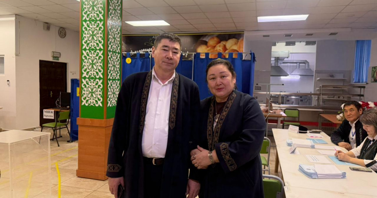Атыраулық отбасы дауыс беруге ұлттық киіммен келді