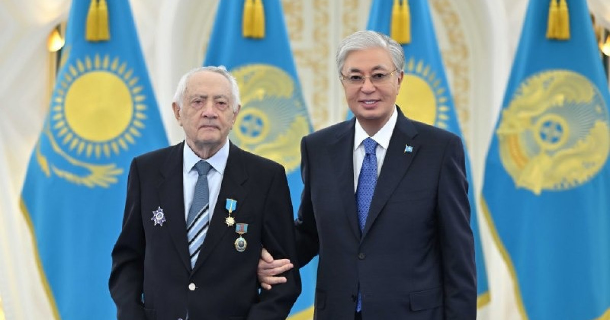 Қасым-Жомарт Тоқаев Ерванд Ильинскийге «Қазақстанның Еңбек Ері» атағын тапсырды