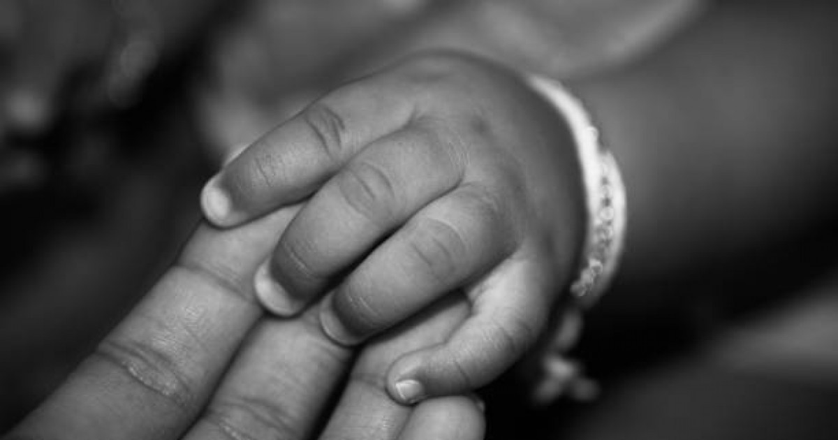 «Қызуы көтеріліп, құлағы қабынған»: Атырау облысында алты айлық сәби аурухананың кіреберісінде көз жұмды