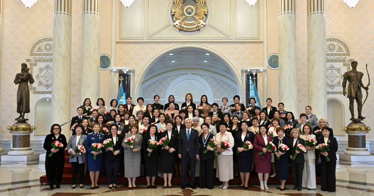 Мемлекет басшысы 8 наурыз мерекесінің қарсаңында ел дамуына сүбелі үлес қосқан әйелдерді марапаттады