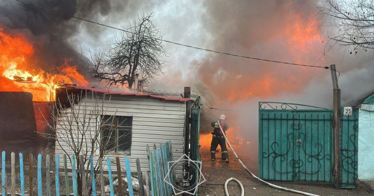 Оралда өрт сөндірушілер жанып жатқан үйден әйелді құтқарды