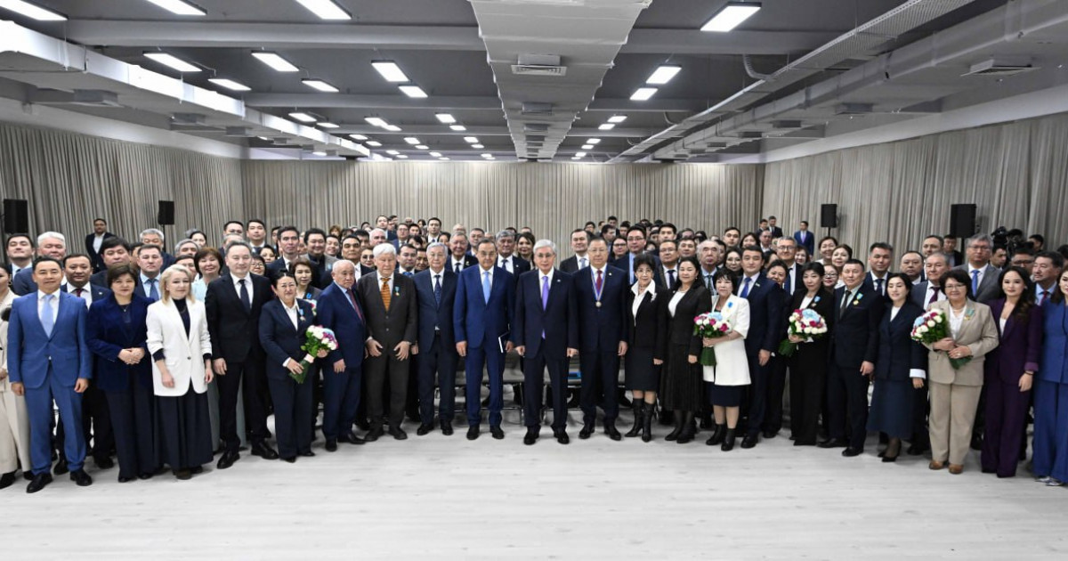 Президент елдің әлеуметтік-экономикалық дамуына қосқан елеулі үлесі үшін бір топ азаматты марапаттады