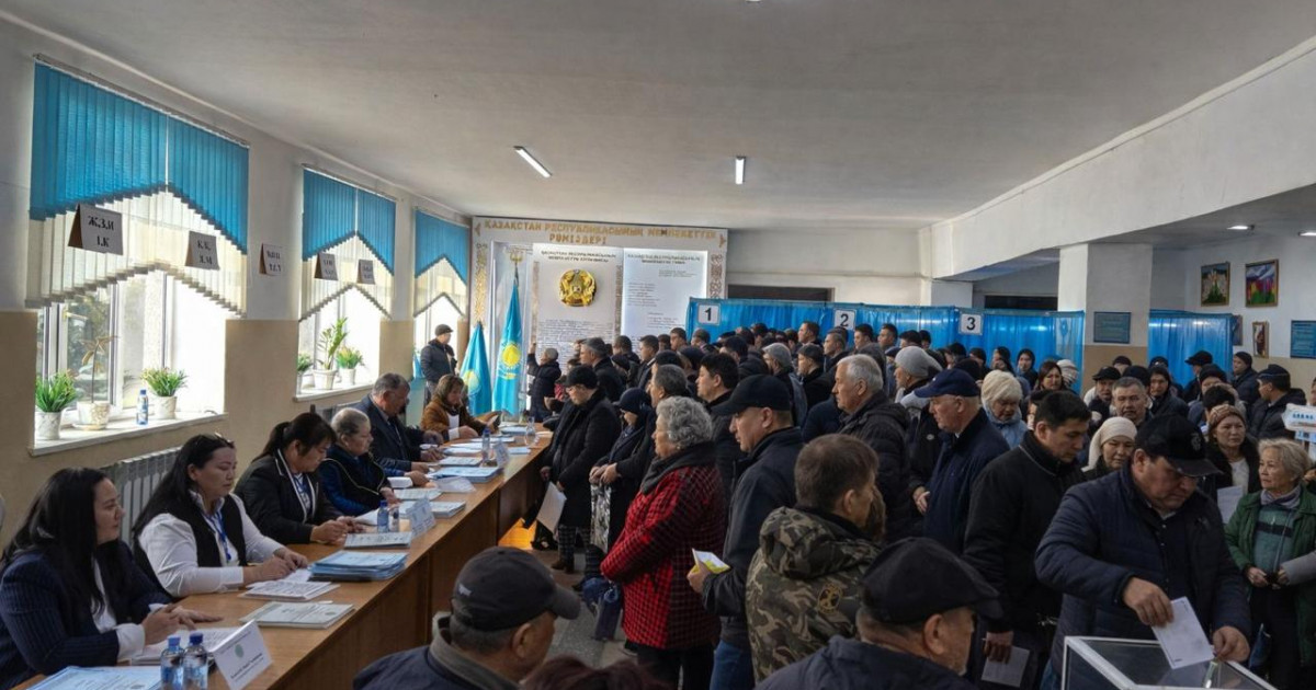 Референдум: Дауыс беріп жатқан халықтың қарасы көп