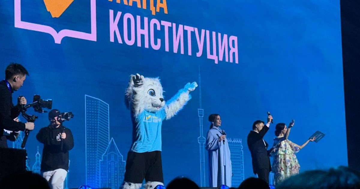 Робот Темірбекпен пен барыс Әділет жастарды жаңа Конституцияны қолдауға шақырды