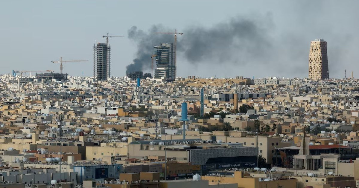 Сауд Арабиясында тұрғын үйге түскен снарядтан екі адам қаза тауып, 12 адам жарақат алды