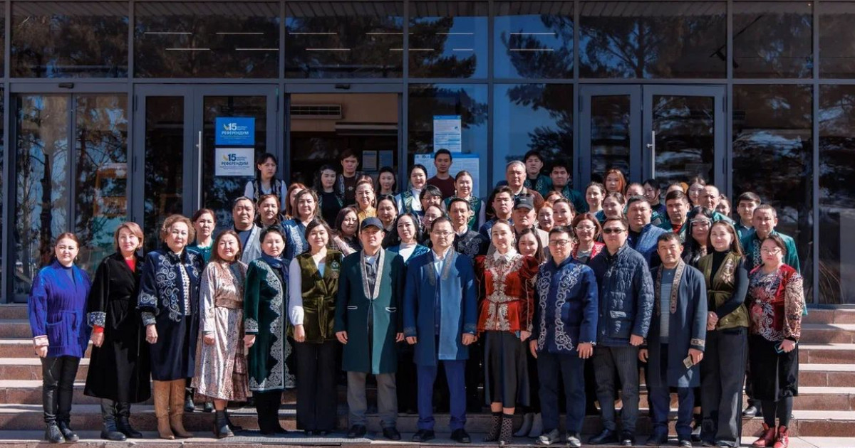 Ұлттық киім киіп барып,  дауыс берген университет ұжымы