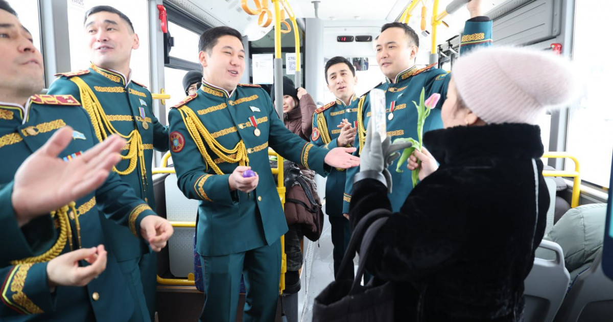 Ұлттық ұланның жігіттері аруларды құттықтады