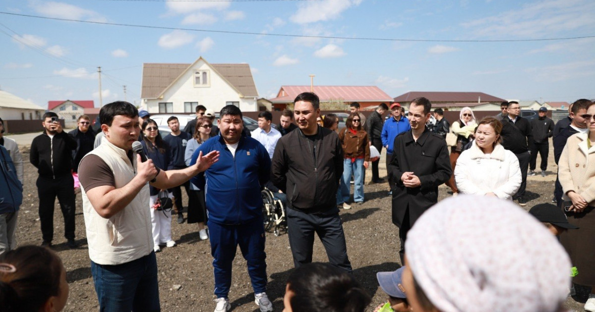 «AMANAT» партиясының депутаты төрт отбасына баспананың кілтін табыстады