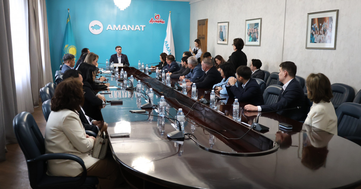 Александр Данилов Алматы қаласында бастауыш партия ұйымының жетекшілерімен кездесті