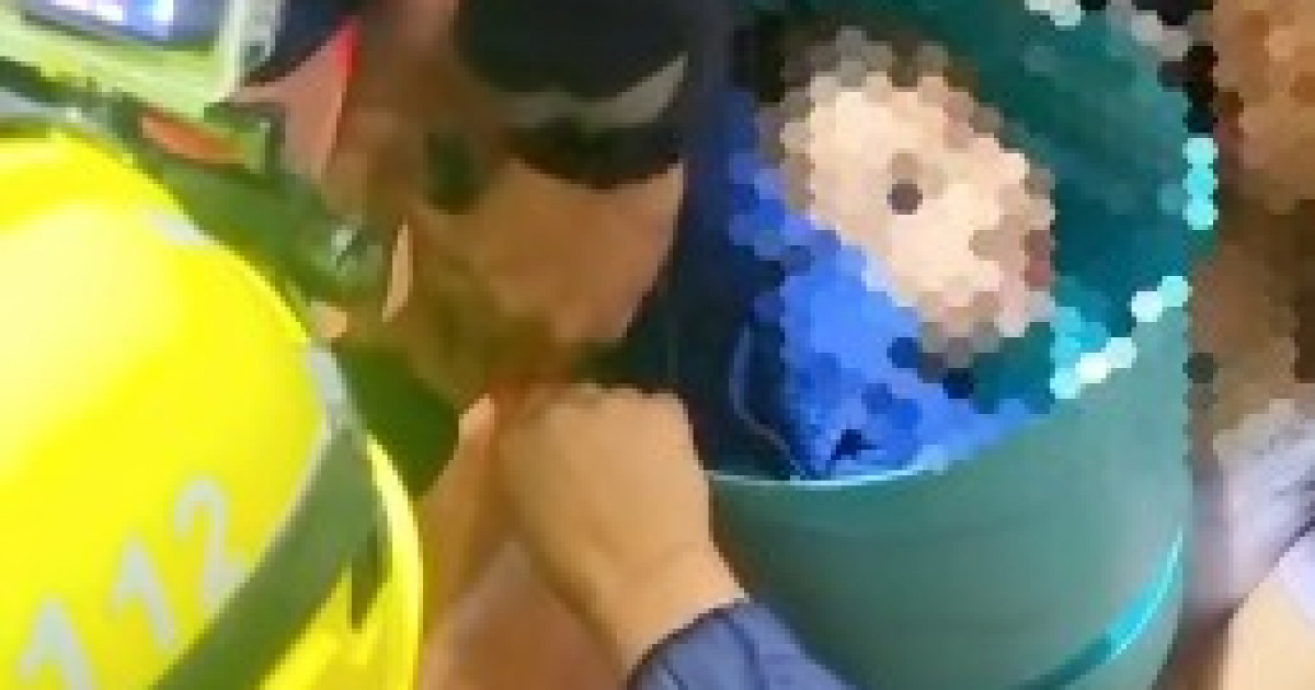 Құтқарушылар пластик түбекті басына киіп, шеше алмаған 4 жастағы балаға көмекке келді