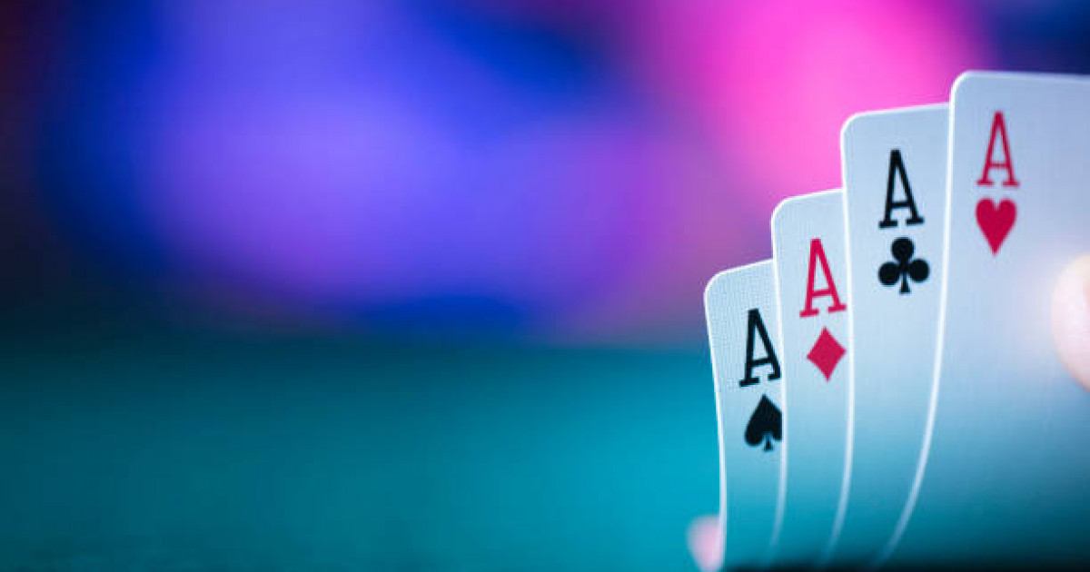 Сарыағаштағы мектепте оқушылар сыныпта карта ойнап, директор жұмыстан кетті