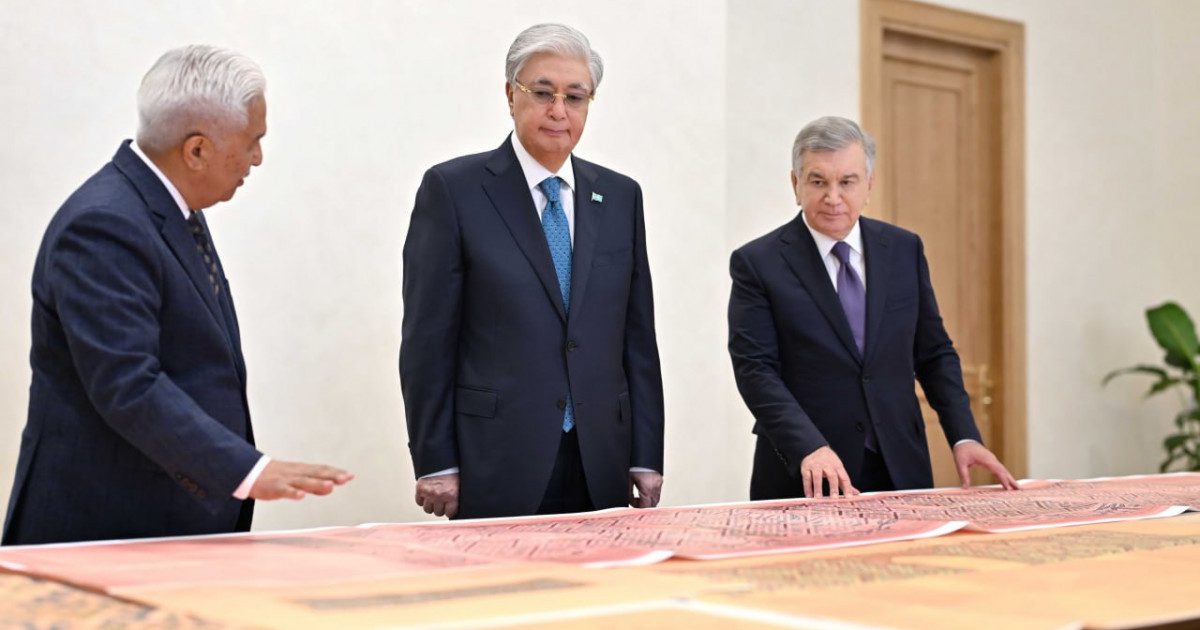 Шавкат Мирзиёев Қасым-Жомарт Тоқаевқа бірқатар тарихи құжатты тапсырды