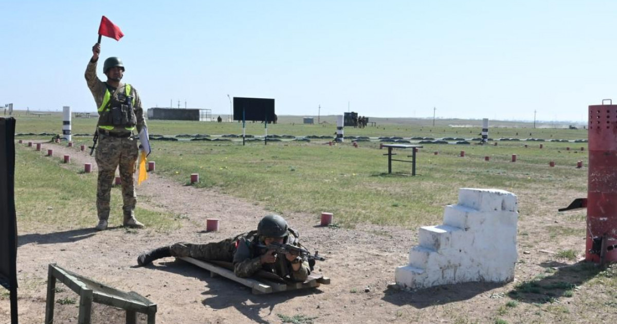 Әскери қызметшілер жауынгерлік әзірлік бойынша емтихан тапсырып жатыр