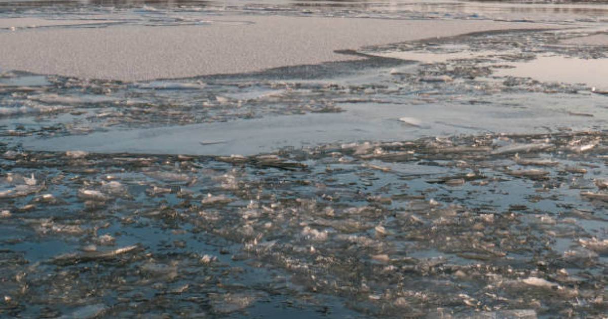 Солтүстік Қазақстанда полицей мұздай суға түсіп, 86 жастағы зейнеткерді алып шықты