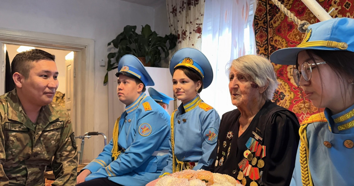 Жастар 103 жастағы ардагерге құрмет көрсетті