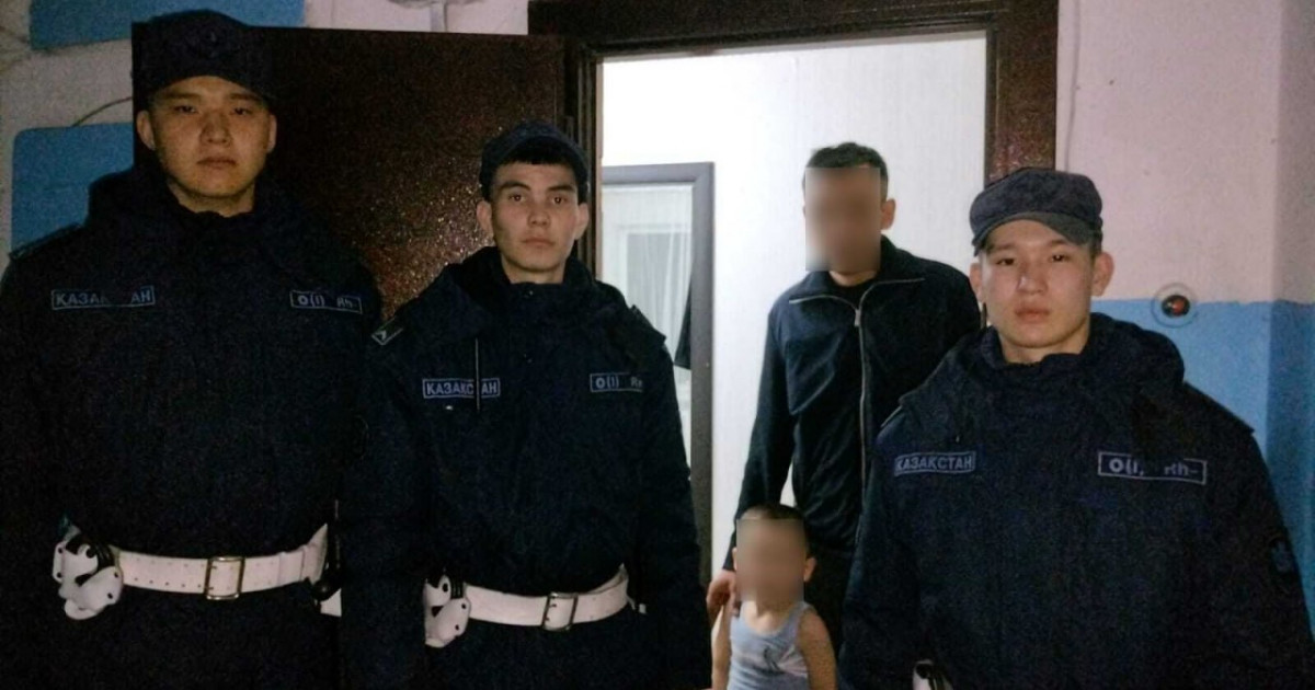 Ұландықтар Семейде терезенің алдында құлағалы жатқан баланы аман алып қалды