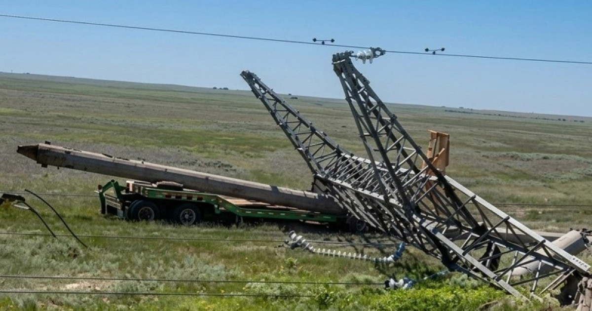 Ақмоладағы жантүршігерлік апат: 500 кВт электр бағаны трассаға құлады