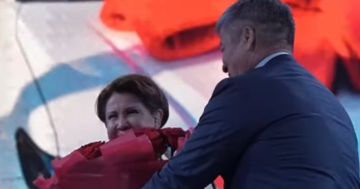 Дәулет Тұрлыханов Роза Рымбаеваға көлік сыйлады (видео)