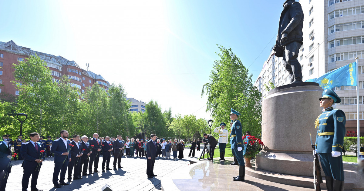 Мәжіліс Төрағасы Талғат Бигелдиновтің ескерткішіне гүл шоғын қойды