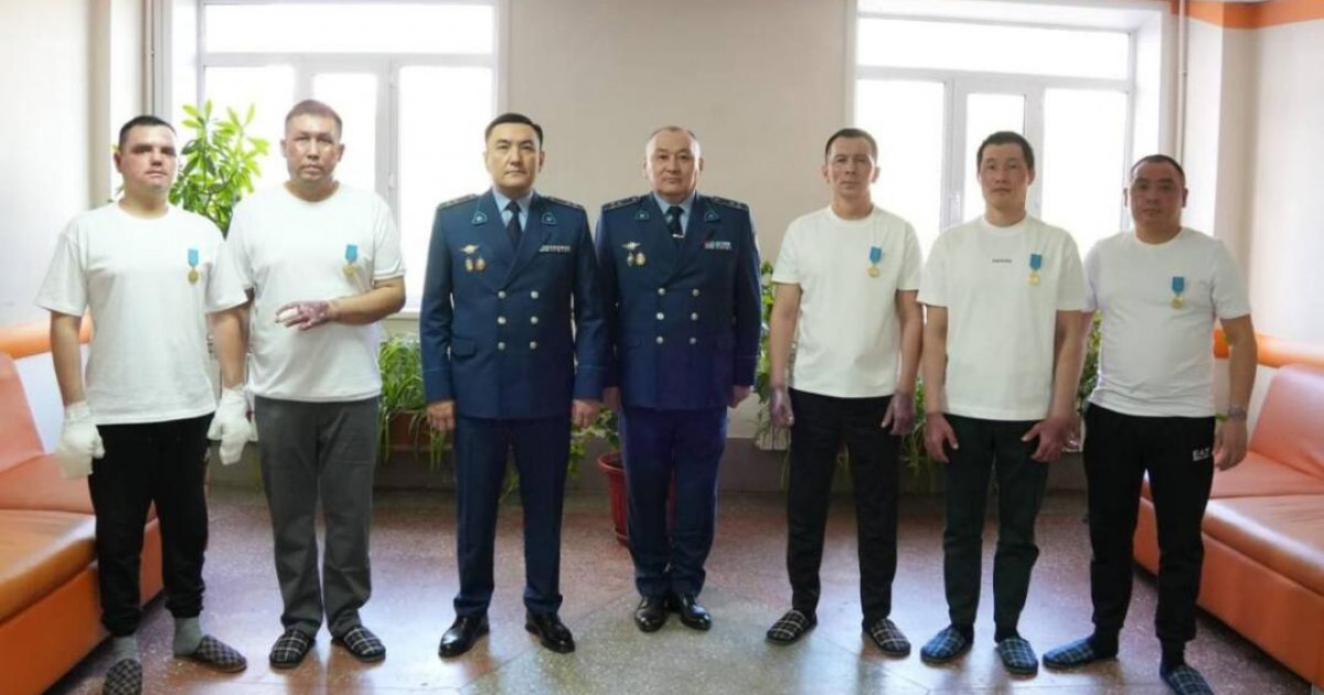 Шахтинскіде тұрғындарды құтқарған бес полицей "Ерлігі үшін" медалімен марапатталды