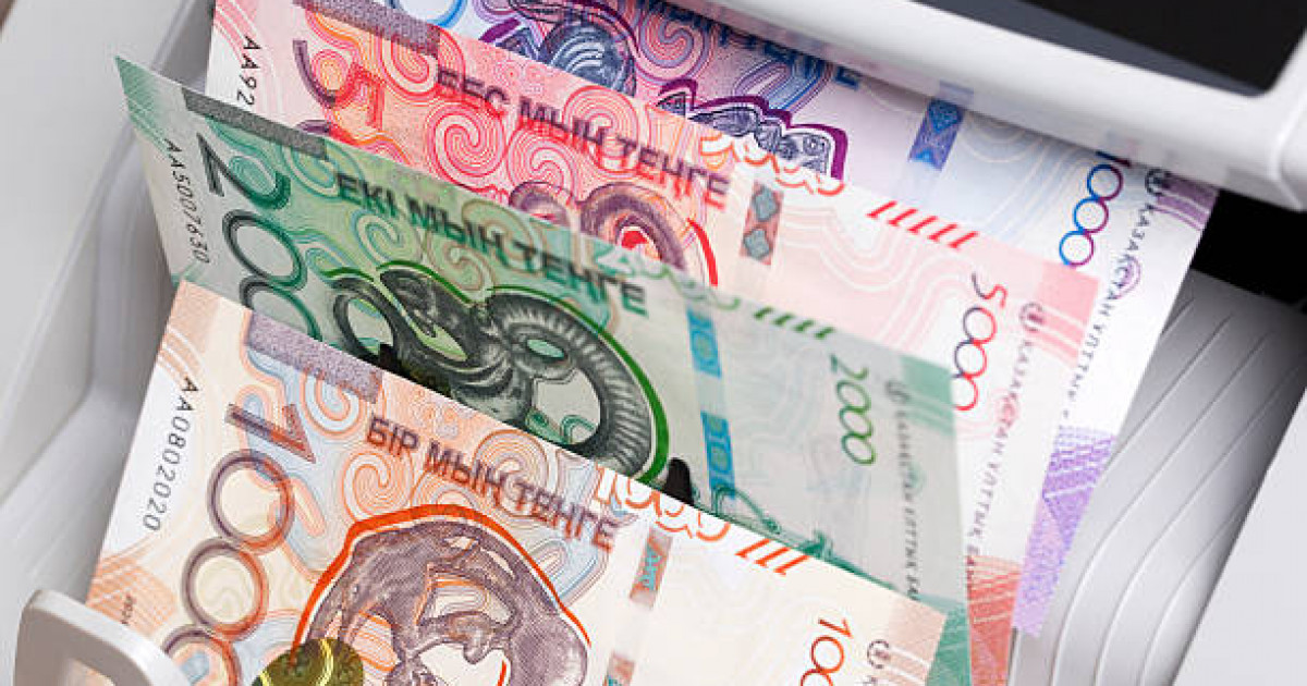 Жаңа шектеулер алдында халық зейнетақы жинағын жаппай шешіп алды